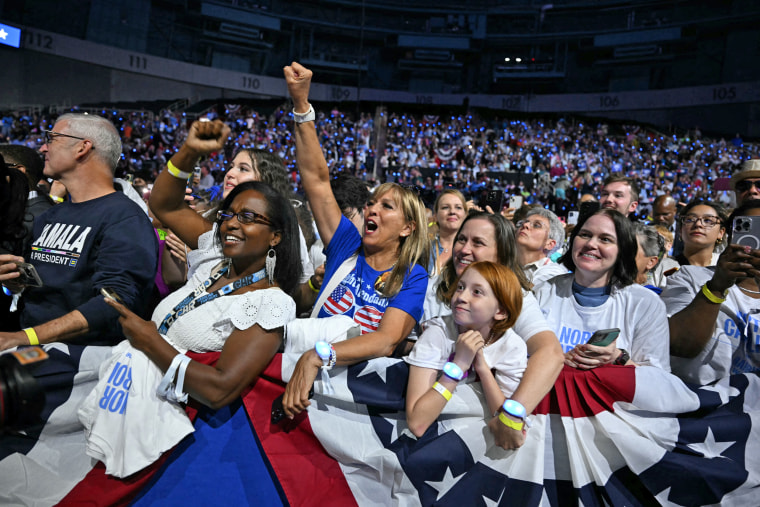 Orang-orang bersorak saat Wakil Presiden Kamala Harris tiba di sebuah rapat umum di Charlotte, NC, pada 12 September 2024. 