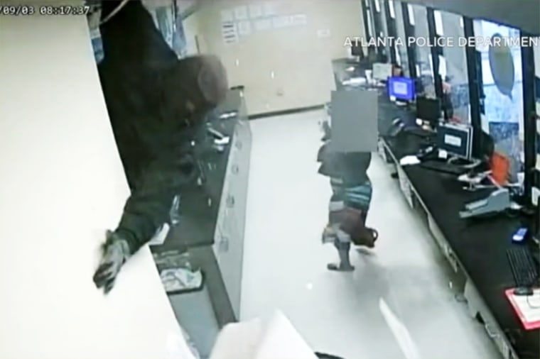 Video shows robbers drop into check cashing store from ceiling in 0,000 heist