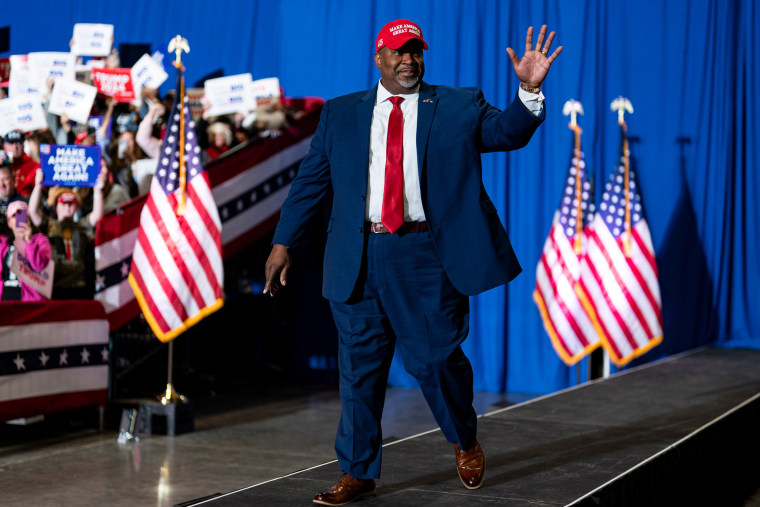 Mark Robinson, vice-governador da Carolina do Norte, usando um chapéu Maga 