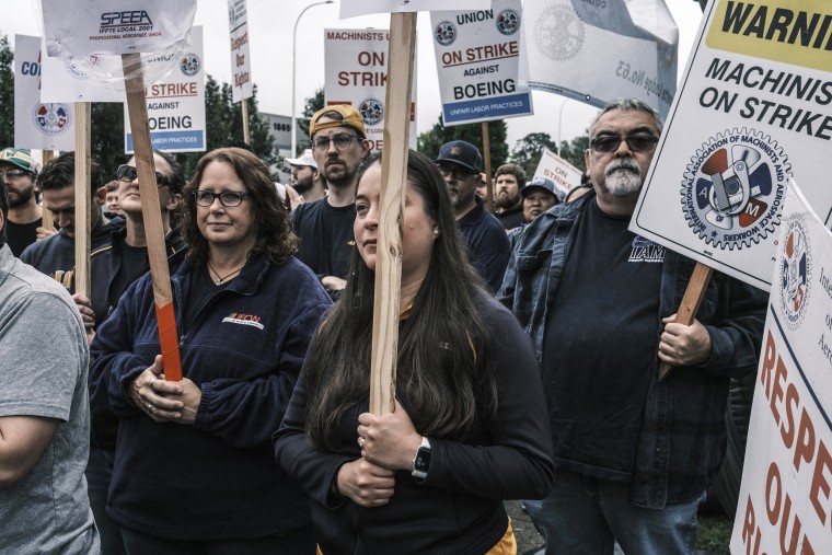 Image: Striking Boeing workers