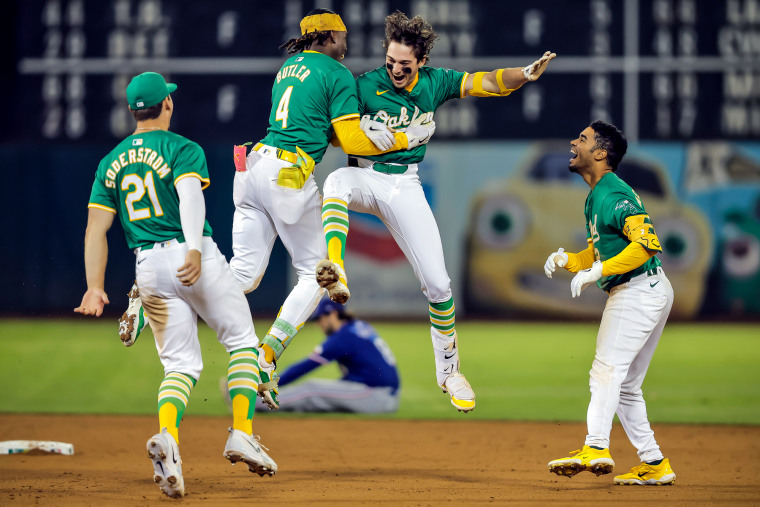 Pemain Oakland Athletics merayakan kemenangan di lapangan