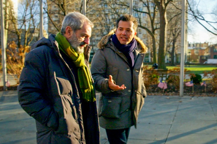 John Leguizamo com o professor Jose Moya na Filadélfia.