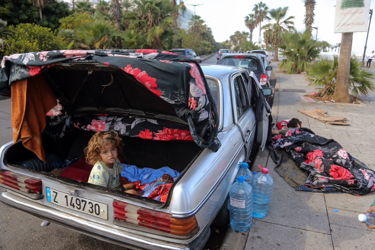 A família Abdallah, composta por quatro membros, está usando o carro enquanto volta para casa improvisada depois de fugir do subúrbio ao sul de Beirute na semana passada. 