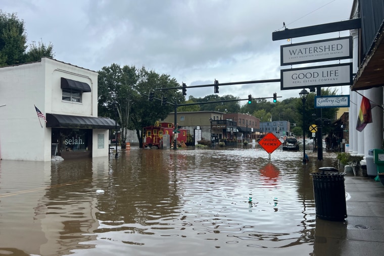 Una vista de Bryson City poco después de que Helene arrasara, inundando los escaparates locales.