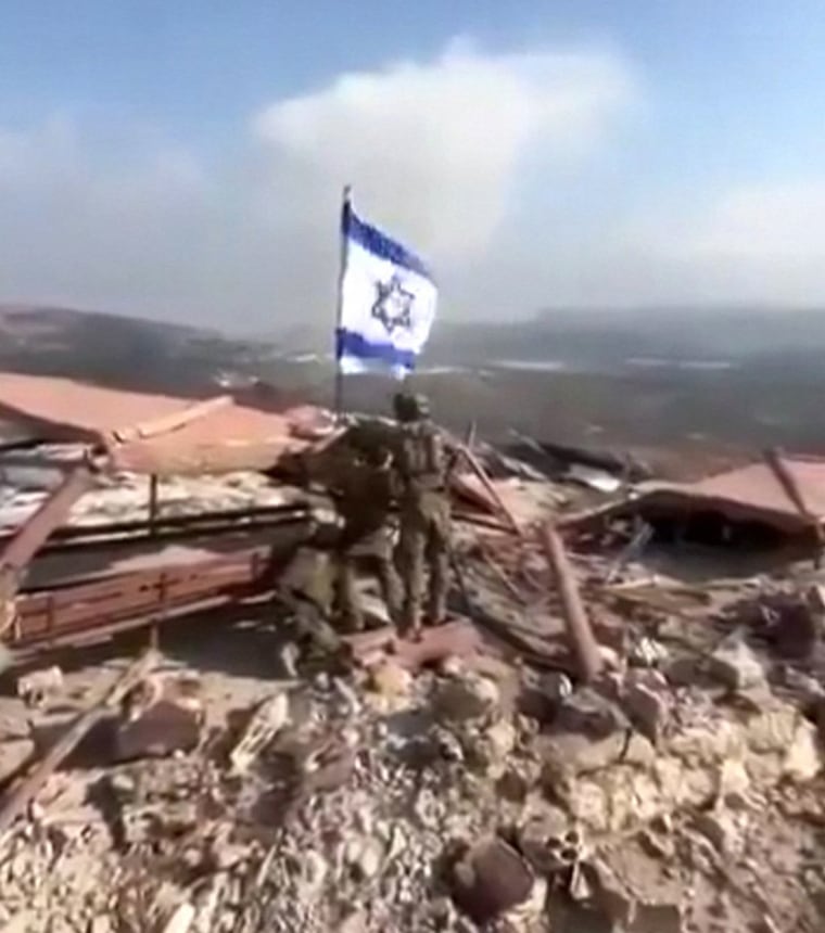 Uma captura de vídeo postado nas redes sociais mostra soldados israelenses hasteando uma bandeira israelense na vila de Maroun al-Ras, na fronteira sul do Líbano.