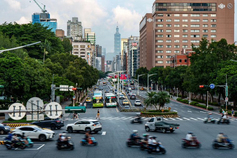 A maioria dos taiwaneses acredita que é improvável que a China invada nos próximos cinco anos, mas vê Pequim como uma séria ameaça à ilha democrática, mostrou uma pesquisa do principal grupo de reflexão militar de Taiwan na quarta-feira.