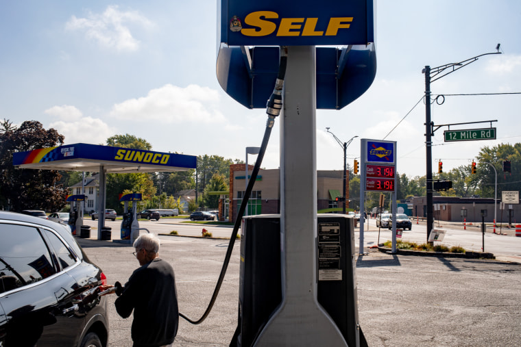 Um motorista reabastece seu veículo em um posto de gasolina Sunoco