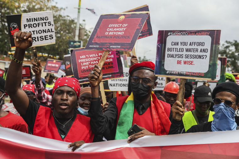 Centenas de ganenses, a maioria deles estudantes universitários, protestaram nas ruas da capital, Acra, em 3 de outubro de 2024, para exigir a suspensão imediata das atividades de mineração ilegal, conhecidas localmente como 