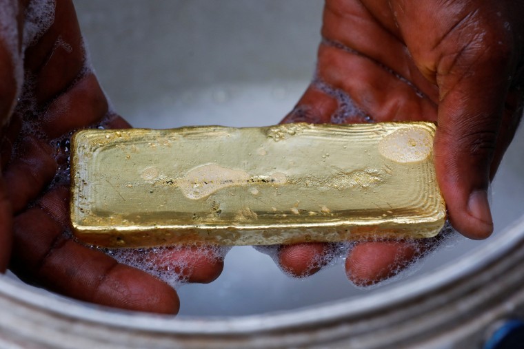 El desenfrenado auge de la minería de oro en Ghana está envenenando a las personas y a la naturaleza