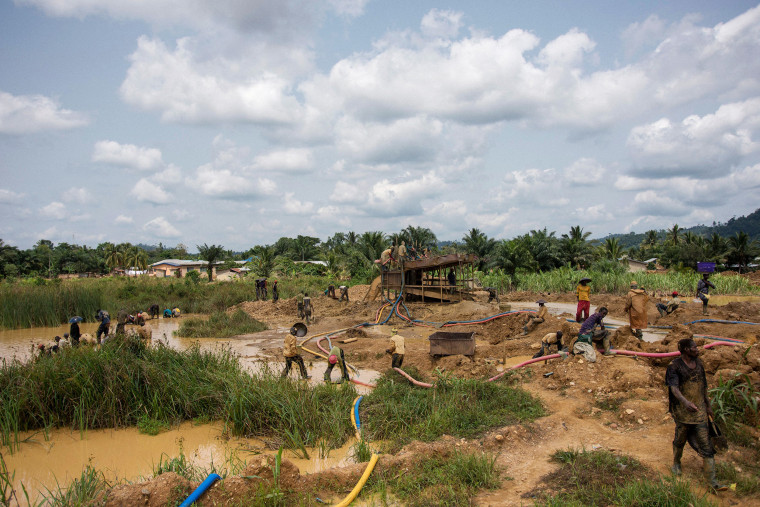 These groups can range from 50 men to small ones of 5. Most of the work is done by hand or simple machinery as excavators and filters made of old carpets.