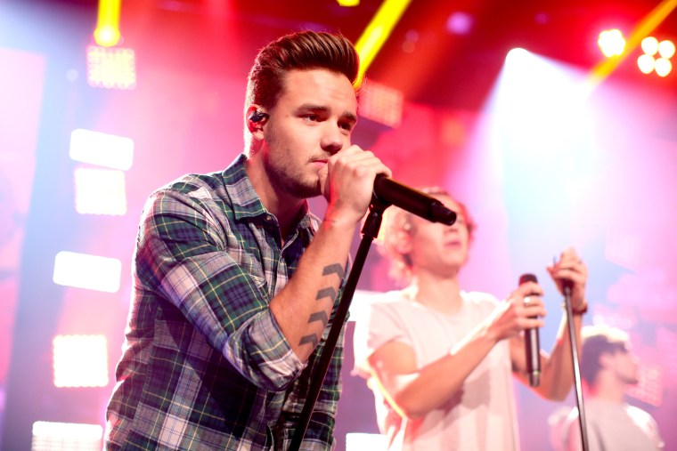 Liam Payne se apresentando com o One Direction.