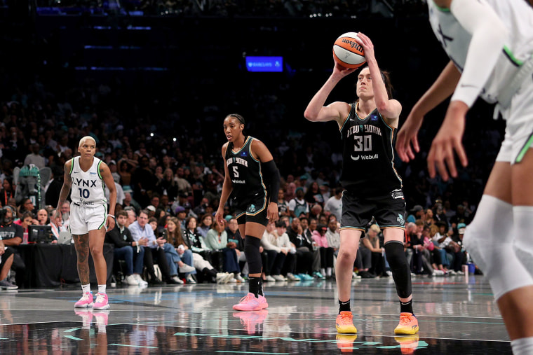 Breanna Stewart z drużyny New York Liberty strzela z rzutu wolnego w dogrywce przeciwko Minnesota Lynx, 20 października 2024 r. 