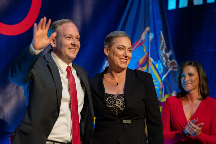 O candidato republicano ao governo de Nova York, Lee Zeldin, e sua companheira de chapa, a republicana Alison Esposito, em uma festa na noite da eleição de 2022.