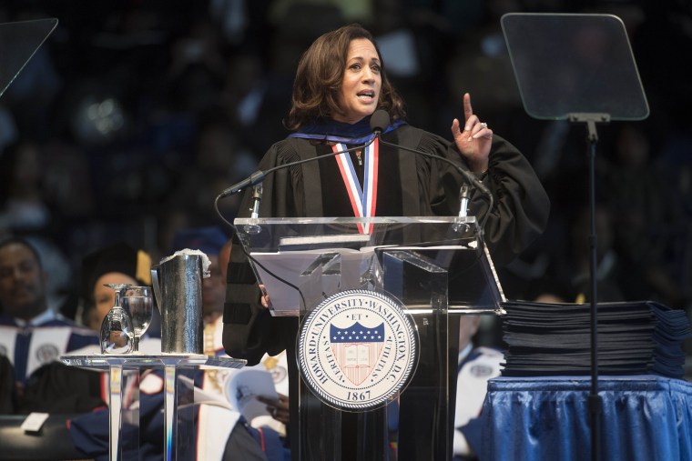 Então-Sen. Kamala Harris falando na cerimônia de formatura da Howard University 2017.