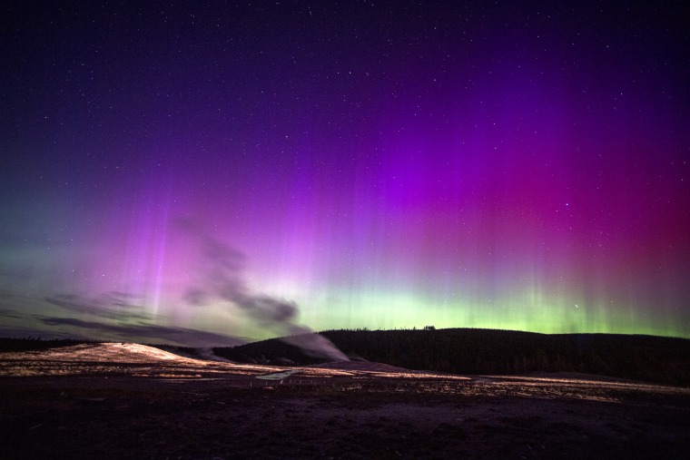 O Parque Nacional de Yellowstone é testemunha de uma Aurora Boreal.