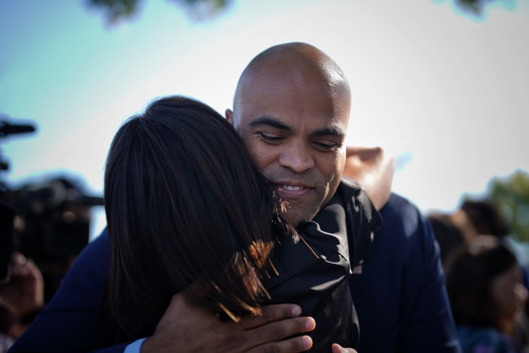 O deputado Colin Allred, D-Texas, em um centro de votação antecipada em Dallas, Texas, pouco antes de votar.