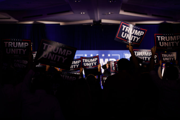 Cerca de 100 pessoas se reuniram para o evento Trump UNITY em Charlotte.