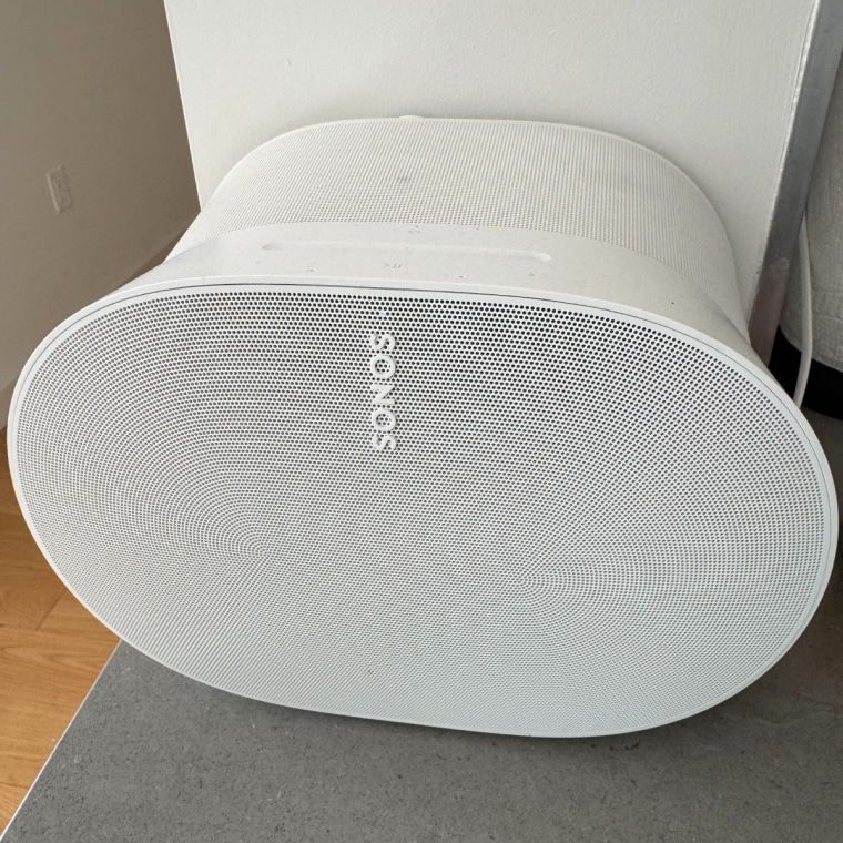 Sonos Era 300 sobre encimera gris.