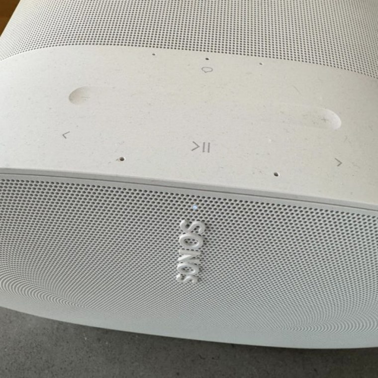 Una vista en ángulo superior de los controles del panel táctil del Sonos Era 300.