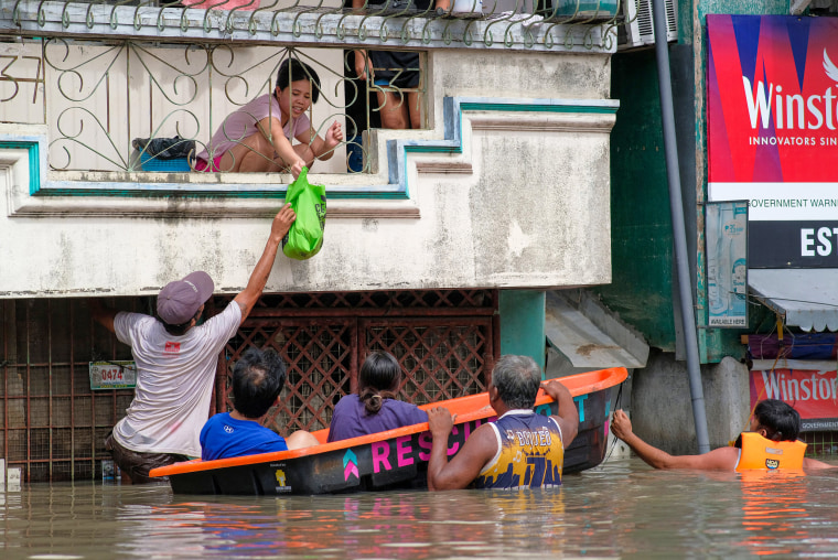 Personas en un barco realizan operaciones de socorro.