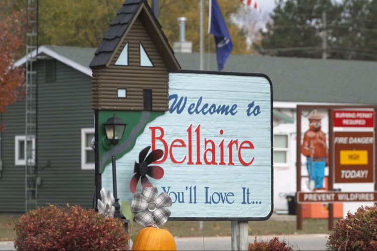 A sign that reads, "Welcome to Bellaire, you'll love this…"