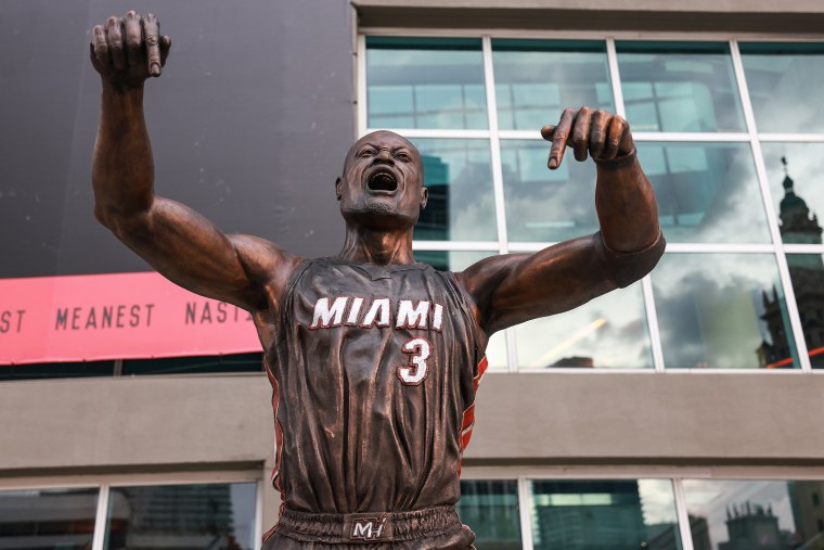 Artist behind Dwyane Wade statue defends likeness of Heat legend amid ...