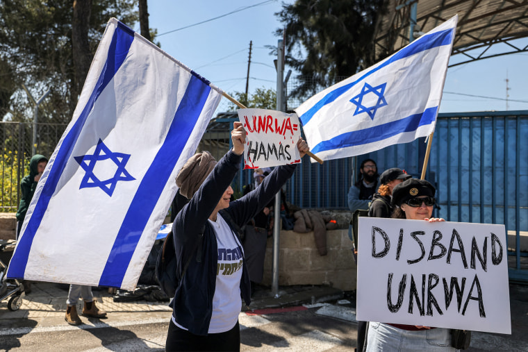 Manifestantes israelenses em frente ao escritório da UNRWA