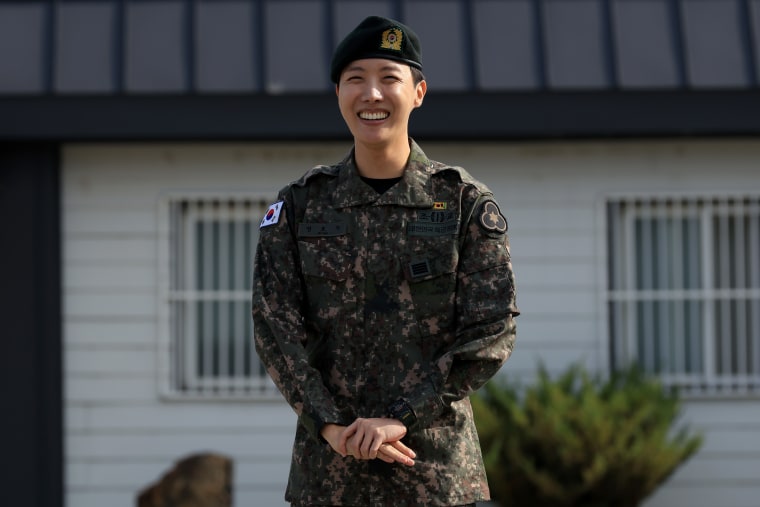 J-Hope of BTS pozuje na zdjęcia po zwolnieniu ze służby wojskowej w 36. dywizji piechoty armii 17 października 2024 r. W Wonju w prowincji Gangwon-Do w Korei Południowej.