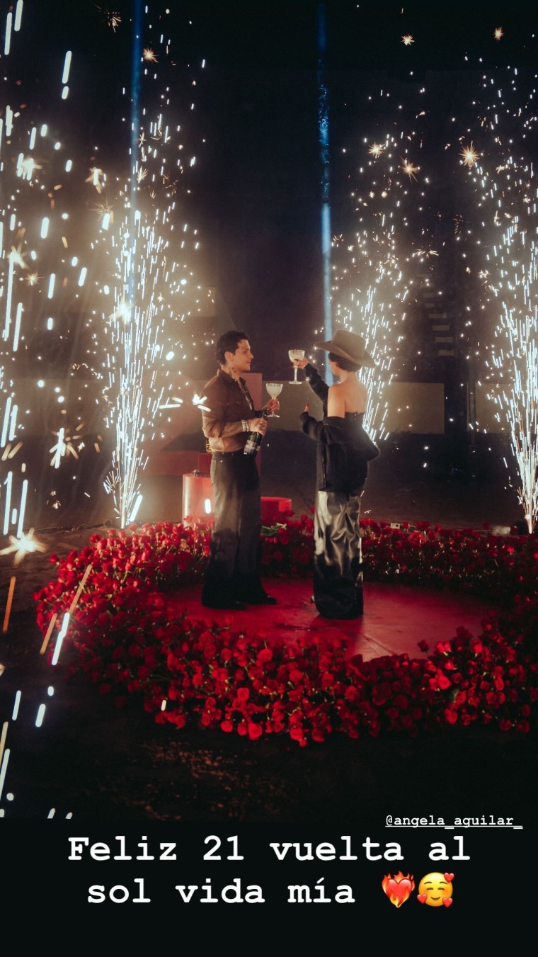 Christian Nodal festejando los 21 años de su esposa, Ángela Aguilar.