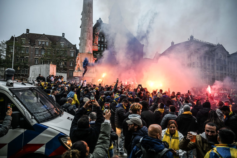 Torcedores do Maccabi Tel Aviv realizam uma manifestação pró-Israel e arrancam bandeiras palestinas penduradas nas ruas de Amsterdã em 7 de novembro de 2024.