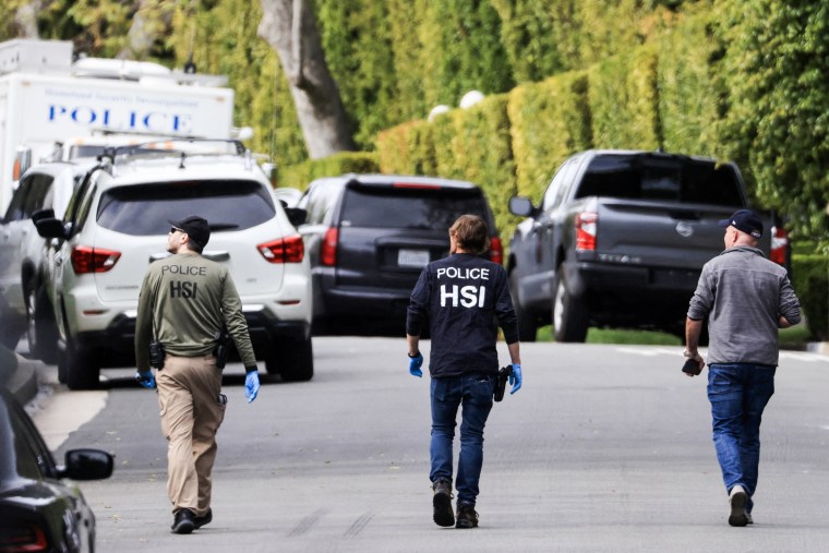 Agentes de Investigaciones de Seguridad Nacional afuera de la casa de Sean. "diddy" Combs en Los Ángeles, California, el 25 de marzo de 2024. 