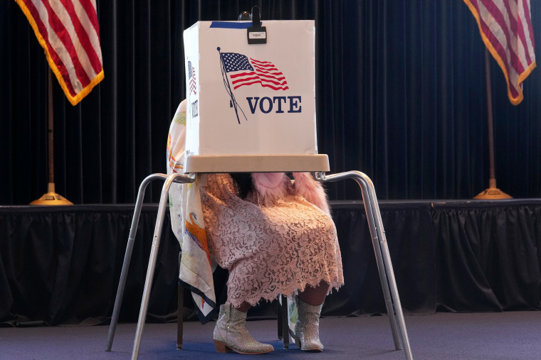 Uma eleitor trabalha em sua votação em um local de votação na Biblioteca Presidencial de Ronald Reagan no dia das eleições, em Simi Valley, Califórnia, em 5 de novembro de 2024.