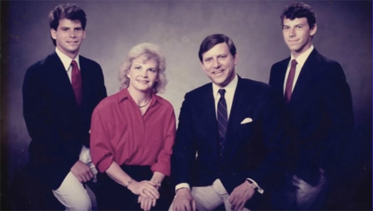 Lyle y Erik con sus padres, Kitty y José Menéndez.