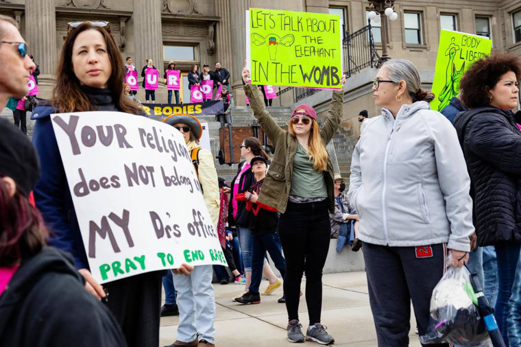 Um protesto pelos direitos ao aborto no Idaho Statehouse, no centro de Boise