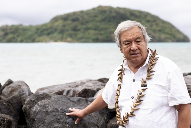 La playa de Lalomanu se vio gravemente afectada por el tsunami de 2009 generado por dos terremotos masivos que mataron a cientos de personas en Samoa, Samoa Americana, y en Niuatoputapu, Tonga. 