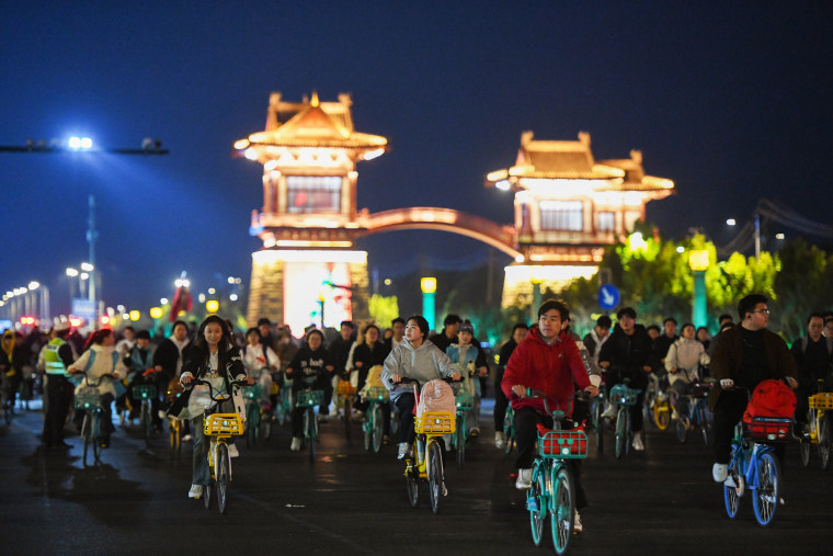 College Students From Zhengzhou Ride 50km To Kaifeng At Night