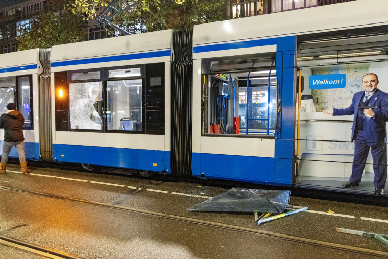 As janelas de um bonde são vistas quebradas após tumultos em Amsterdã