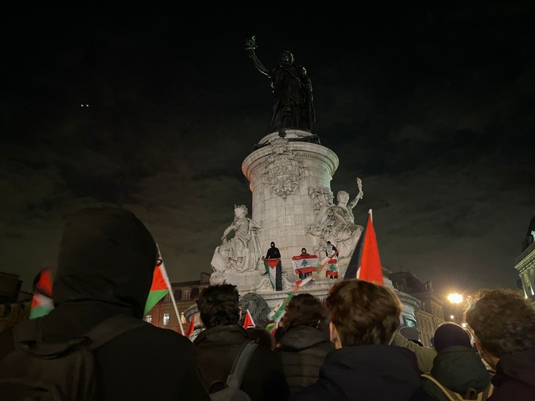 Os manifestantes cantam 