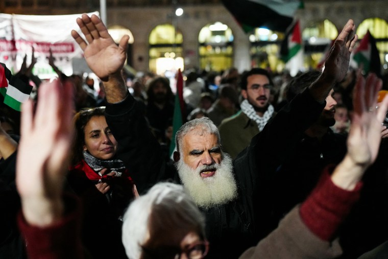 Os manifestantes mantêm as mãos no ar 