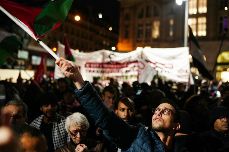 Um homem agita uma bandeira palestina