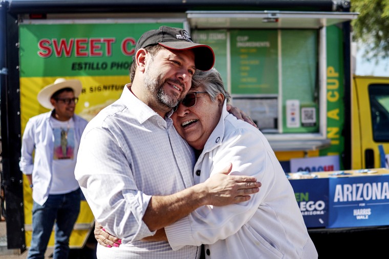 Imagen: El candidato demócrata al Senado de Arizona, Rubén Gallego, hace campaña el día de las elecciones