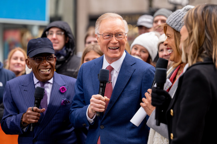 Chuck Scarborough, centro, con Al Roker, Hoda Kotb y Savannah Guthrie en marzo.