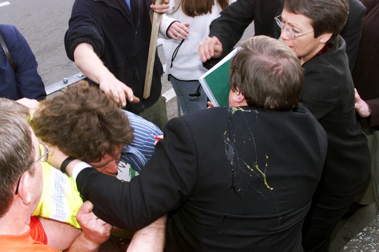 John Prescott é cercado por manifestantes