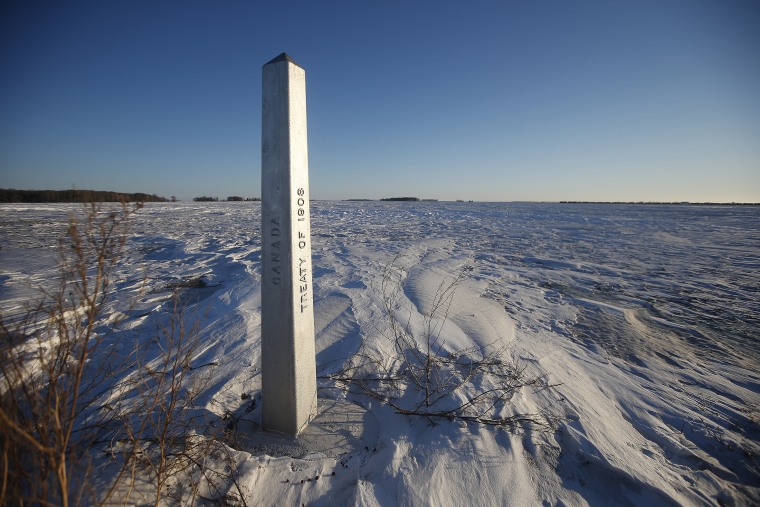 Se ve una señal fronteriza entre Estados Unidos y Canadá en las afueras de Emerson, Manitoba, el 20 de enero de 2022.  