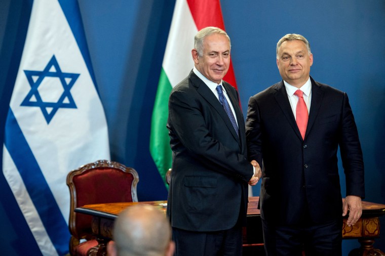 Benjamín Netanyahu, izquierda, y Viktor Orban