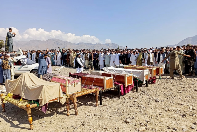  At least 16 people, including three women and two children, were killed in a fresh sectarian clash in Pakistan's northwest, officials said. Sunni and Shiite Muslim tribes have been engaged in intermittent fighting for several months in the Kurram district of Pakistan's Khyber Pakhtunkhwa province. 