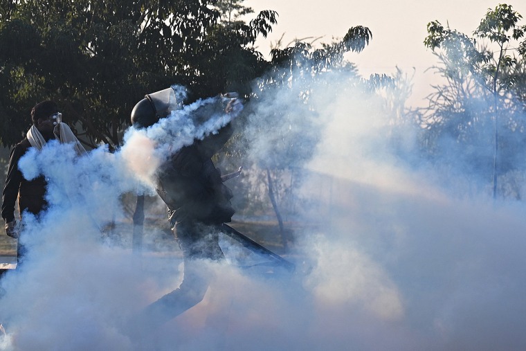 Milhares de manifestantes que pediam a libertação do ex-primeiro-ministro do Paquistão, Imran Khan, desafiaram bloqueios de estradas e gás lacrimogêneo para marchar até os portões da capital do país em 26 de novembro. 