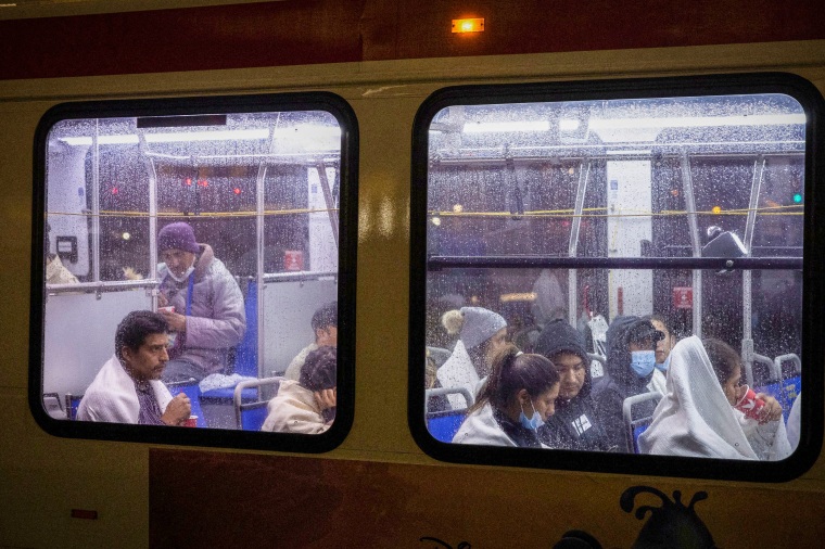 Migrantes em um ônibus.