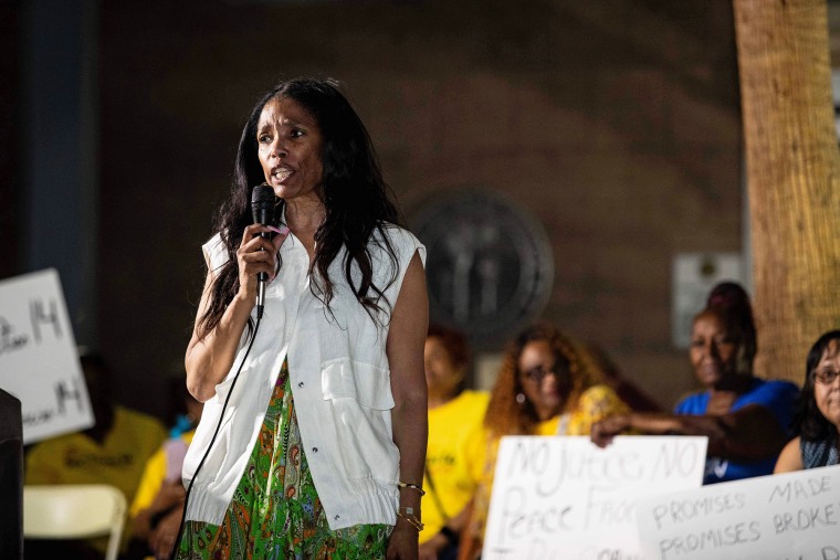 La abogada de derechos civiles Areva Martin habla en una manifestación en favor de los sobrevivientes de la Sección 14, Palm Springs, el 11 de septiembre de 2024.