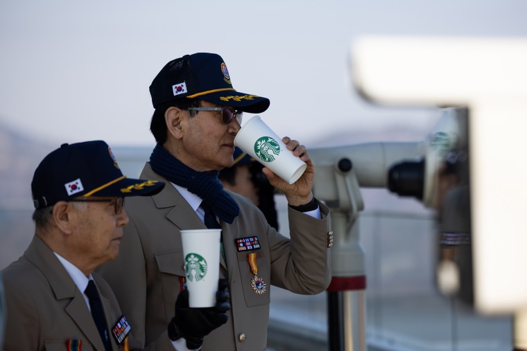 北朝鮮村を望むスターバックス